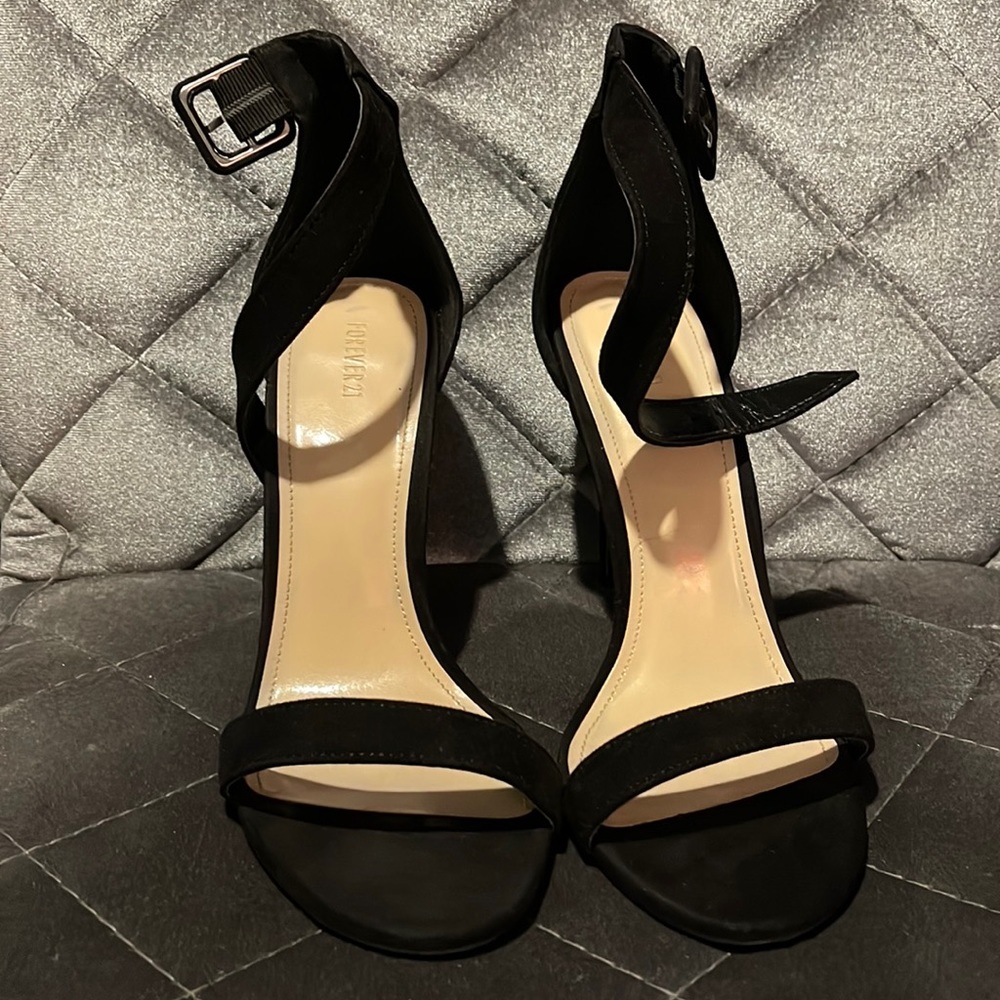 Black sandals w/ heel.